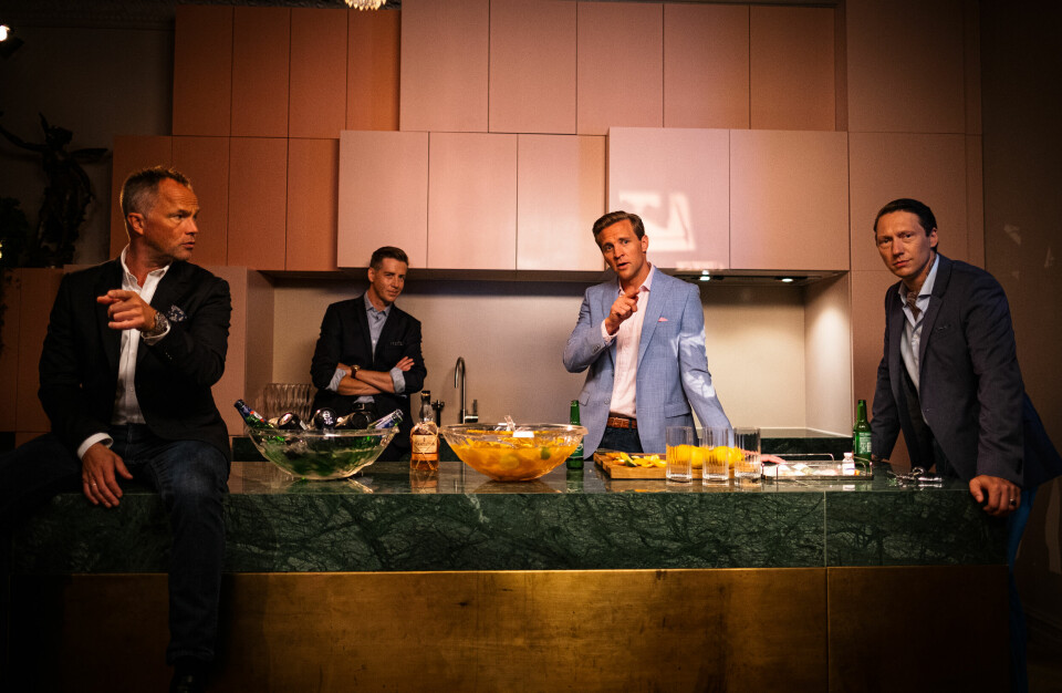 LAKS: I Exit II ønsker de fire kompisene Jeppe (Jon Øigarden), William (Pål Sverre Hagen), Henrik (Tobias Santelmann) og Adam (Simon J. Berger) å skaffe seg en enorm slump med penger på en ulovlig innsidehandel innen fiskeri. Til slutt får Økokrim snusen i saken. TV-serien Exit som ble sendt på NRK. Gutta ønsker å tjene noen laks på en innsidehandel.