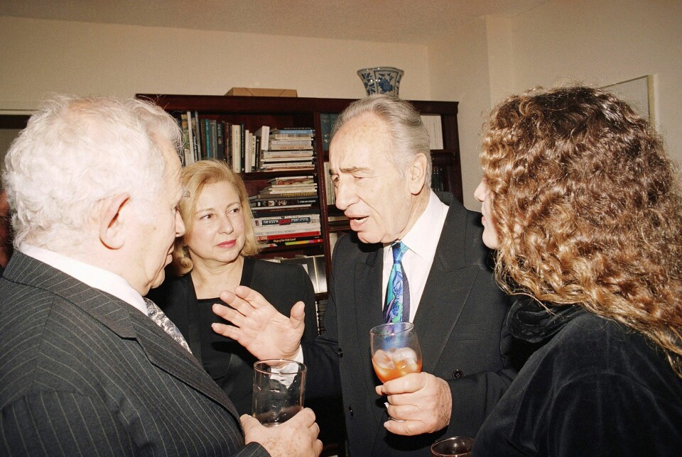 Den israelske arbeiderpartipolitikeren Colette Avital (t.v.) var i mange år en nær medarbeidet ar Shimon Peres og anklager ham for overgrep og seksuell trakassering. Dette bildet er fra 1994, da Peres besøkte New York der Avital da var israelsk generalkonsul. Foto: AP / NTB Den israelske arbeiderpartipolitikeren Colette Avital (t.v.) var i mange år en nær medarbeidet ar Shimon Peres og anklager ham for overgrep og seksuell trakassering. Dette bildet er fra 1994, da Peres besøkte New York der Avital da var israelsk generalkonsul. Foto: AP / NTB