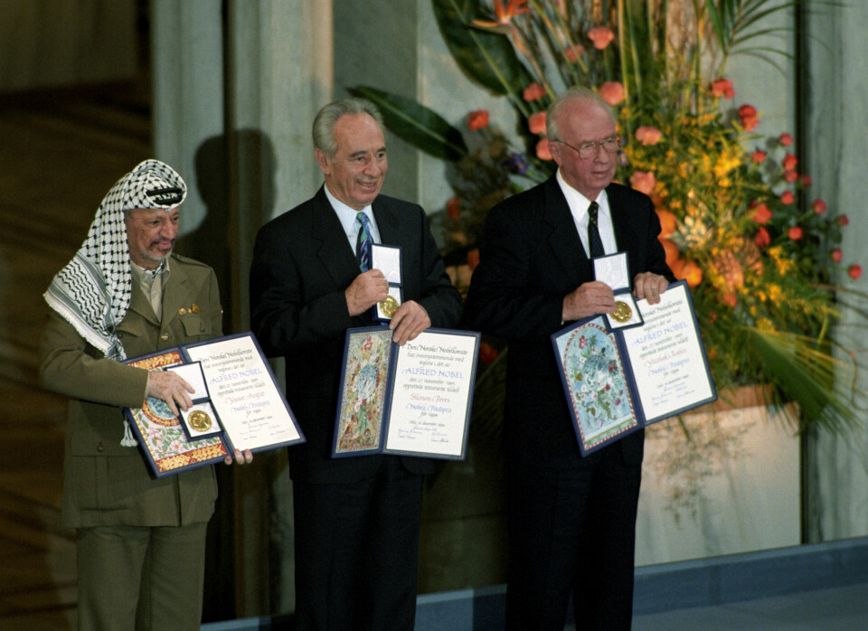 Peres fikk Nobels fredspris i 1994, sammen med statsminister Yitzhak Rabin og PLO-leder Yasser Arafat. Her fra Oslo Rådhus tilbake i 1994. Foto: Erik Johansen/NTB Palestinernes leder Yasser Arafat stilte i militæruniform da han mottok Nobels fredspris sammen med Shimon Peres (i midten) og Yitzhak Rabin. Freden gikk det ikke så bra med i ettertid. Foto: Erik Johansen / NTB