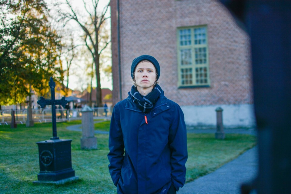 TRAGEDIE: Veka som prestevikar i heimbyen Kongsberg har vore tung, men også lærerik for teologistudent Tobias Lien (25). Haustferien hans fann stad samstundes som Kongsberg opplevde ein tragedie der fem menneske blei drepne og tre skadde i. Tobias Lien (25) skulle vera prestevikar i Kongsberg i haustferien. Det var veka fem menneske blei drepne og tre skadde i Kongsberg.