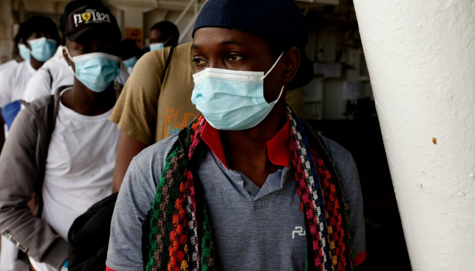 Osman Touré fra Guinea venter på tur for å ta koronatest om bord på redningsfartøyet Geo Barents. Etter mange år på flukt med store prøvelser håper han at italienske myndigheter vil innvilge ham asyl. Foto: AP / NTB Osman Touré fra Guinea venter på tur for å ta koronatest om bord på redningsfartøyet Geo Barents. Etter mange år på flukt med store prøvelser håper han at italienske myndigheter vil innvilge ham asyl. Foto: AP / NTB
