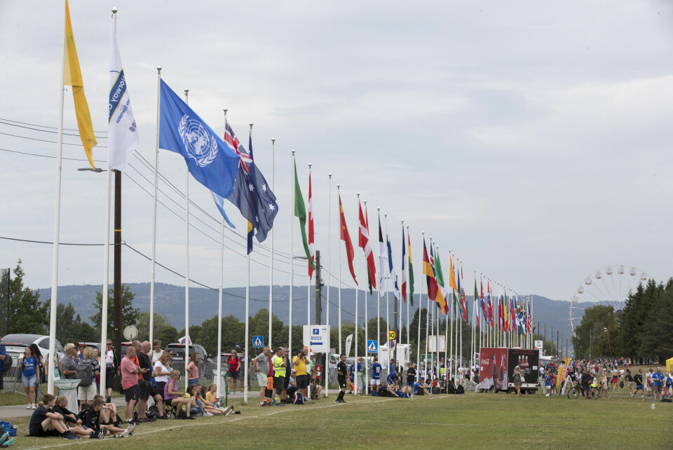TO FLAGG MINDRE: Flaggene vaier i vinden på Norway Cup i 2018. I år blir ikke det russiske og det hviterussiske flagget å se. Oslo 20180730.Flaggene vaier i vinden mandag på Norway Cup. Foto: Terje Pedersen / NTB