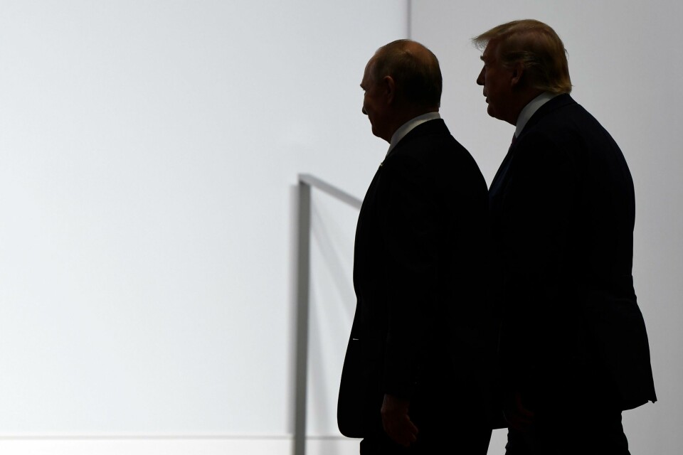 Donald Trump, Vladimir PutinBåde Donald Trump og Vladimir Putin er blitt beskyldt for å bruke konspiratorisk tankegods i sin politiske retorikk.(Foto: Susan Walsh/AP)