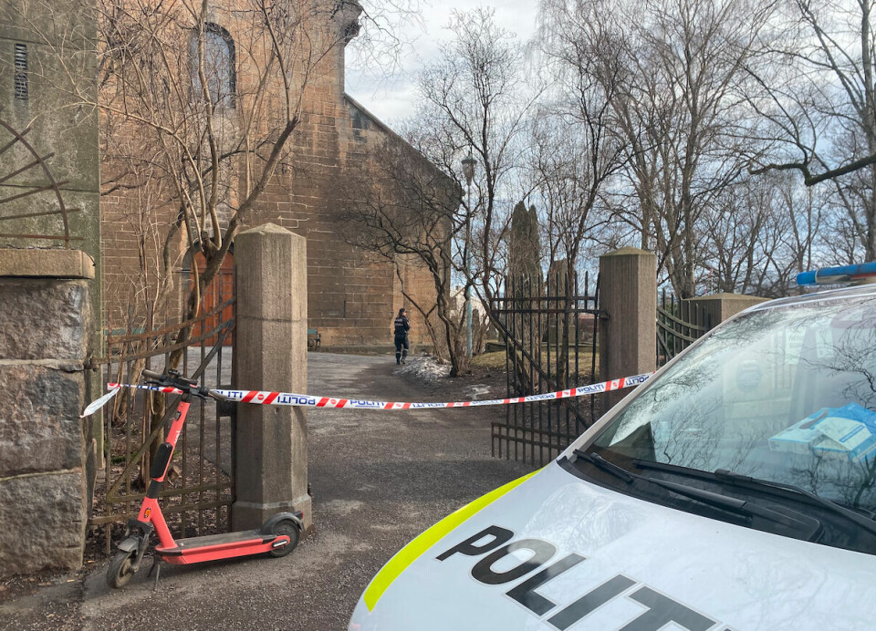 SPERRET AV: Utenfor Gamle Aker Kirke i Oslo har politiet sperret inngangen til kirken etter at det lørdag formiddag gikk et ras.(Foto: Sondre Bjørdal/Vårt Land )