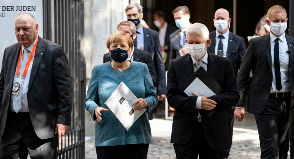 Germany AnniversaryAngela Merkel sammen med rådsleder Josef Schuster på vei ut av synagogen der 70-årsjubileet for Sentralrådet for jøder i Tyskland ble feiret tirsdag.(Foto: Bernd von Jutrczenka/AP)