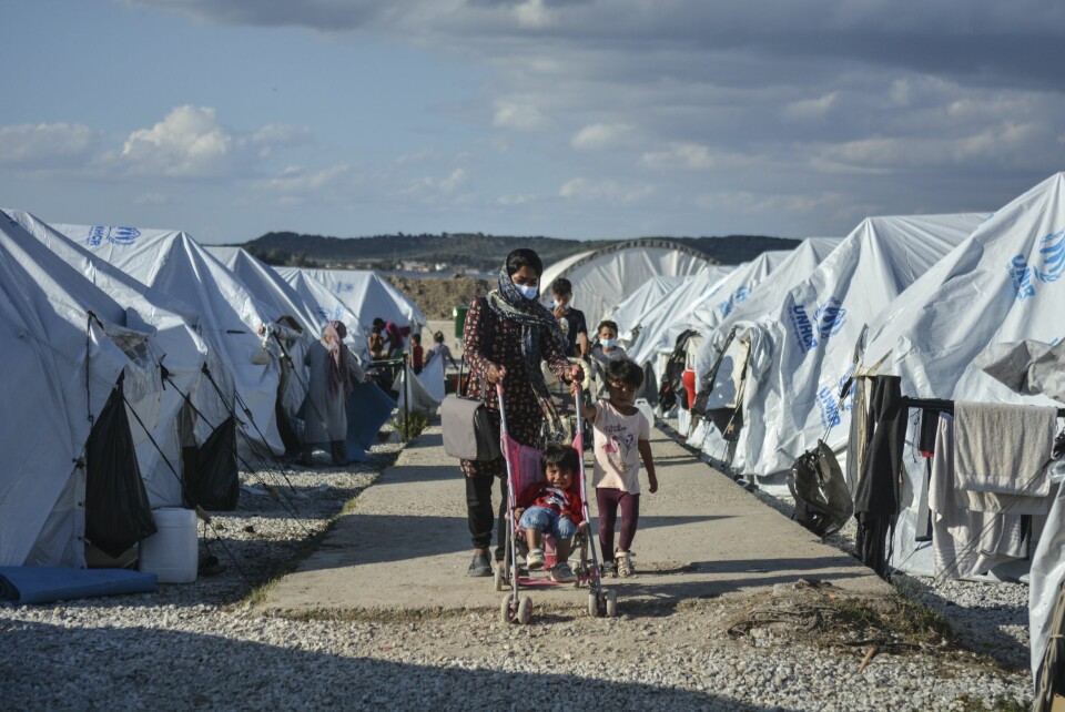 HELLAS: Flyktninger i Kara-Tepe-leiren på Lesbos etter en regnstorm i oktober 2020. Femti flyktninger som har oppholdt seg i Hellas er en del av årets kvote av overføringsflyktninger.(Foto: Panagiotis Balaskas/AP)