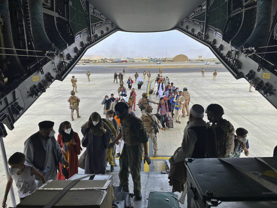 EVAKUERT: Det spanske forsvaret evakuerer folk fra flyplassen i Kabul. Afghanske borgere som evakueres og får opphold i Norge, får status som kvoteflyktninger.(Foto: AP)