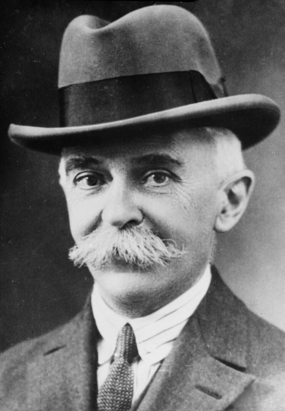 Pierre de Coubertin regnes som det moderne OLs far. Han mente det franske skolevesenet, særlig jesuittskoler, hadde et for daft dannelsesideal.
Det gikk i for stor grad i feit mat og bøker, han etterlyste fysisk fostring. Foto: Wikimedia commons