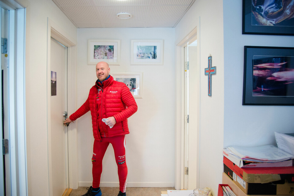 Stian Roos tar først imot Vårt Land på menighetskontoret på samfunnshuset på Jevnaker. Han har for anledningen tatt på seg en trikot med påskriften «Jevnaker idrettsforening». – Jeg må jo drive litt reklame.