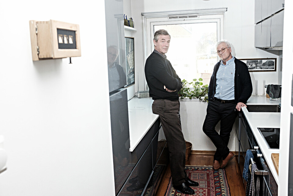 Funksjonalistene utviklet «Frankfurterkjøkkenet» uten spiseplass på 1920-tallet. Her sett i leiligheten til Ketil Moe (t.h.). Kjøkkenet var plassbesparende, men trenden holdt seg ikke lenge. Nordmenn likte å sosialisere og å spise på kjøkkenet, forklarer Moe og medforfatter Johan-Ditlef Martens. Foto: Adrian Nielsen