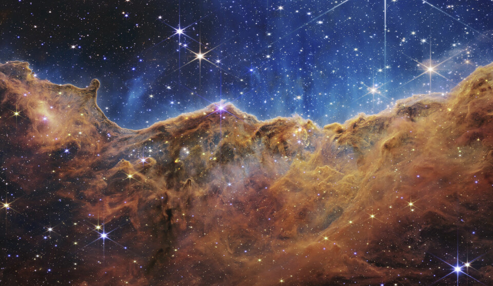 APTOPIX NASA Space TelescopeSTJERNEFØDSEL: Dette bildet offentliggjort av NASA i forrige uke viser kanten av en nærliggende, ung, stjernedannende region NGC 3324 i Carina-tåken. Den ble fanget i infrarødt lys av NIRCam på James Webb Space Telescope. Bildet avslører tidligere skjulte områder med stjernefødsel, ifølge NASA.(Foto: NASA, ESA, CSA, and STScI/AP)