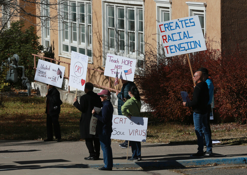 PROTEST: Protester uten for skolekontorene i Albuquerque, New Mexico. Delstatens skolemyndigheter foreslo å endre pensum i samfunnsfag som kritikere mente inneholdt skjulte forsøk på å undervise i «kritisk raseteori». Kulturkampen i USA foregår også i skolene.(Foto: Cedar Attanasio/AP)
