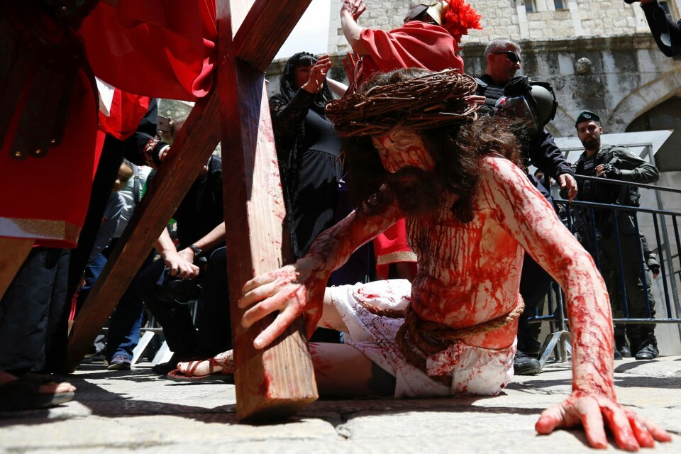 En skuespiller sminket som en blodig Jesus ledet an i årets korsvandring gjennom Jerusalems gamleby.