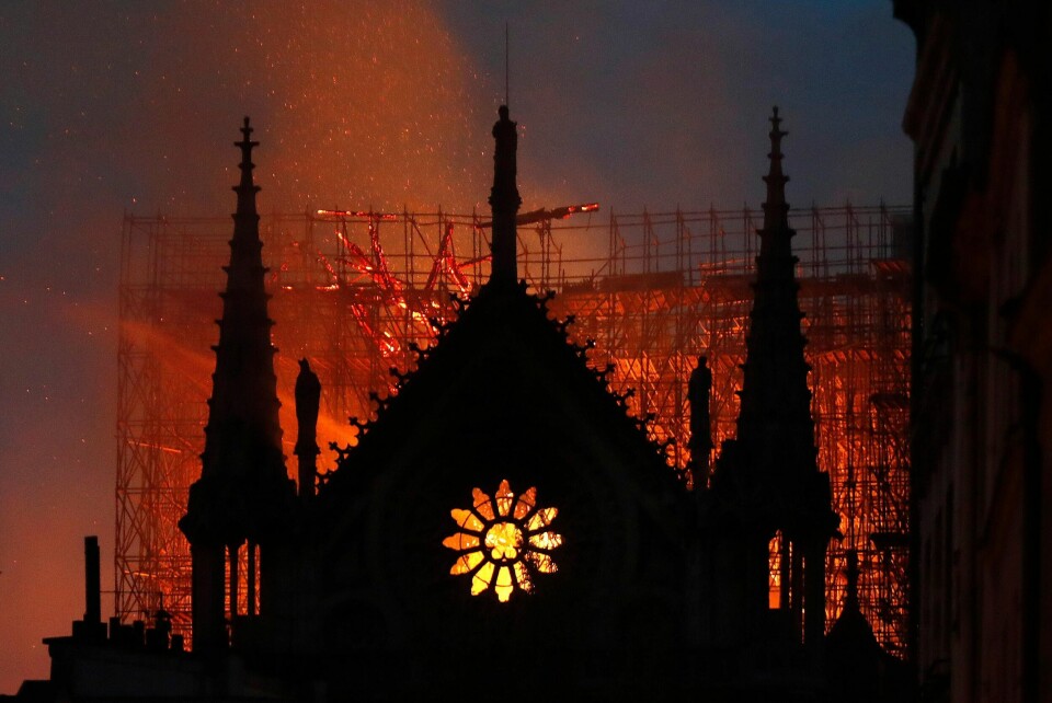 Notre-Dame er i historien, litteraturen, forestillingene – det er stedet man har tydd til gjennom alle historiens store øyeblikk. Dette sa Emmanuel Macron i går da han besøkte kirken.