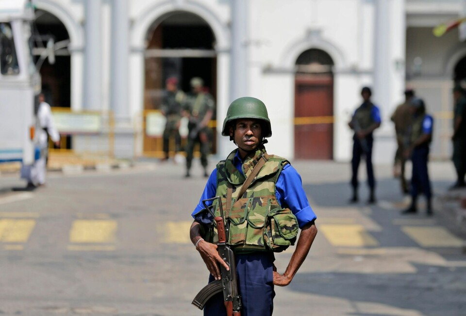 Srilankiske soldater holder vakt utenfor St. Anthony-kirken i Colombo på Sri Lanka torsdag.