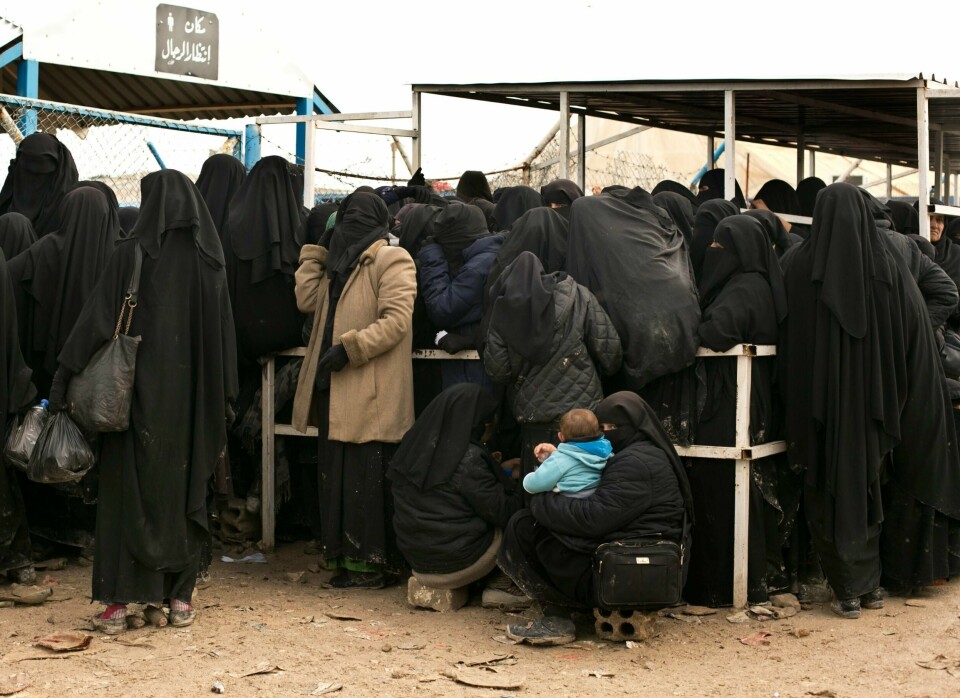 Nærmere 100.000 personer er internert i flyktningleiren al-Hol, og forholdene der er svært dårlige. Mange som oppholder seg her, kommer fra områder som tidligere ble kontrollert av IS. Det er flere nordmenn og norske barn i leiren.