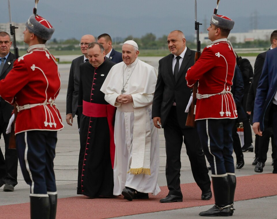 Pave Frans og bulgarsk statsminister Boyko Borisov gjennomgår æresgarden ved ankomst i Sofia, Bulgaria, søndag 5. mai 2019.
