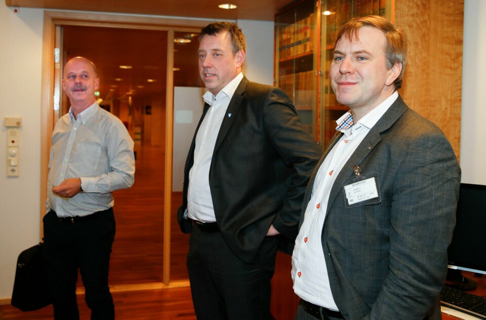 Stein Robert Osdal (nr. to fra venstre) og Alfred Bjørlo (til høyre) reagerer på Siv Jensens uttalelse om sosialister under landsmøtet til Frp.