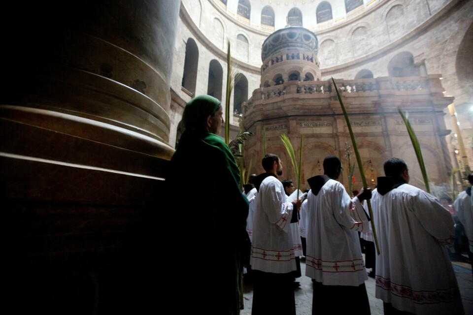 Katolske prestar ber inn palmeblad under palmesundagsgudstensta i Gravkyrkja i april i år.