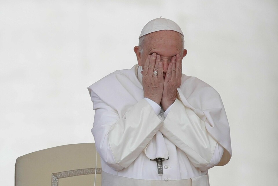Paven Frans gnir seg i øynene under en generalforsamling i St. Peters, Vatikanet onsdag kveld.