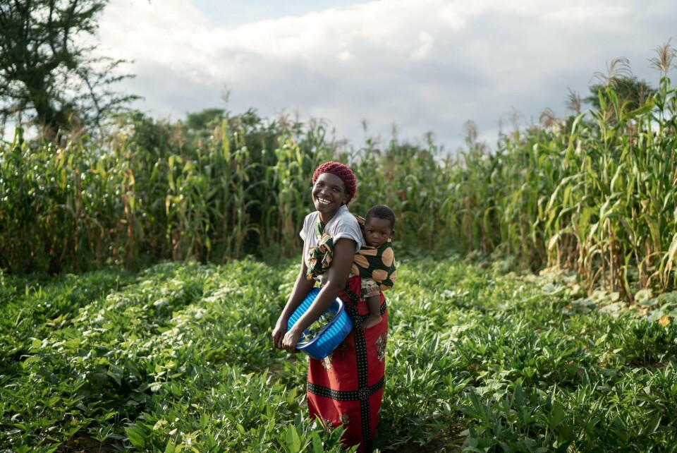 Tobarnsmoren Esther i det nordlige Malawi gleder seg stort over den bedringen som har skjedd siden hun fikk sitt første barn for 11 år siden, til hun fikk yngstemann Blessings som hun bærer på ryggen. Hun er med i et program for bedre hygiene og ernæring, dyrker sine egne grønnsaker og frukt, og har både geiter og kyllinger i hagen.
