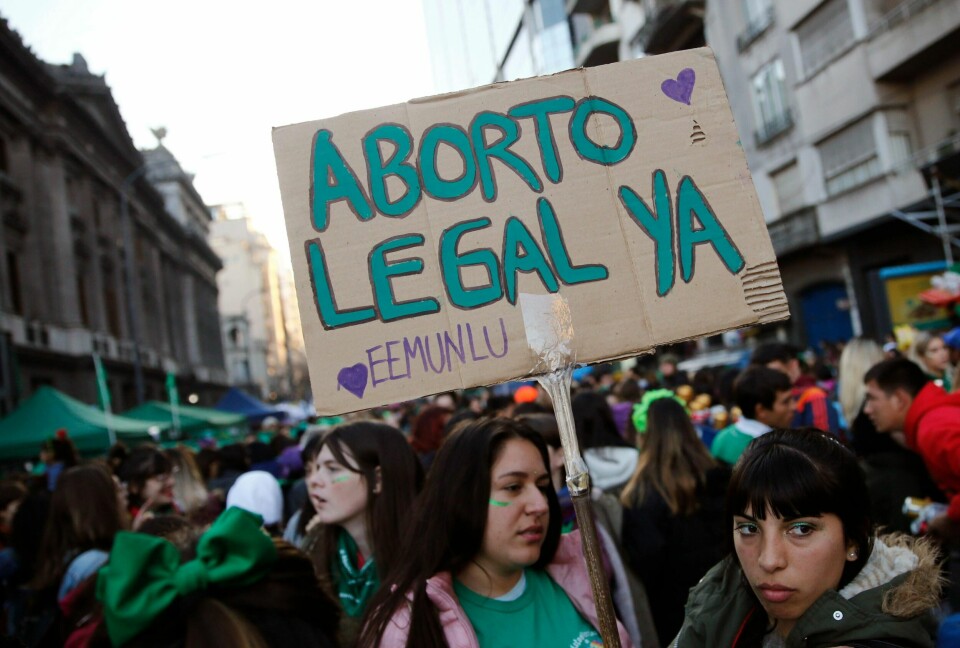 En aktivist holder en plakat som sier 'lovelig abort nå' på spansk under et samling for å legalisere abort utenfor kongressen i Buenos Aires, Argentina, tirsdag 28. mai 2019.