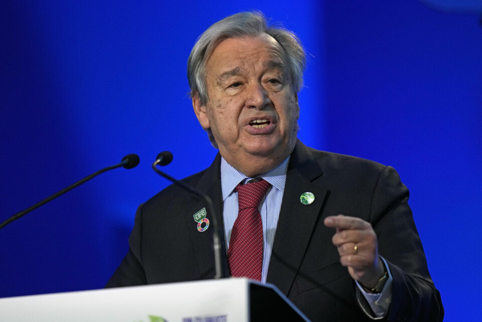 KRITISK: FNs generalsekretær António Guterres mener verden fortsatt står på randen av en klimakatastrofe. FNs generalsekretær António Guterres taler på COP26-møtet i Glasgow i Skottland, torsdag 11. november 2021. Foto: Alastair Grant / AP / NTB
