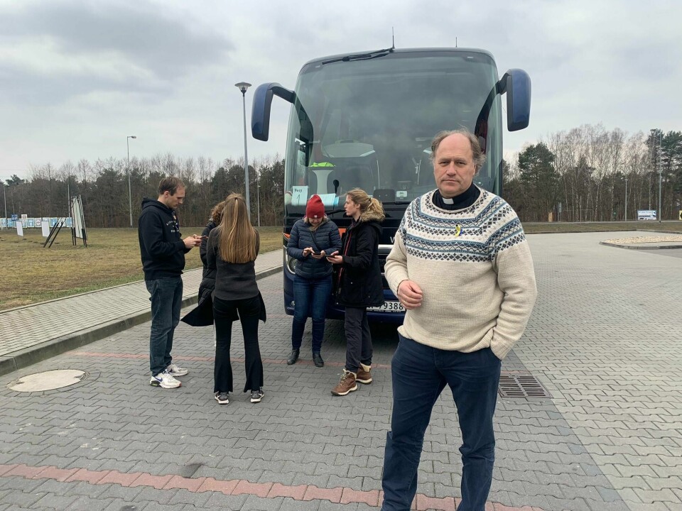 HAST: Sokneprest Rune Lia ber om at styresmaktene skal gjera eit hastevedtak slik at frivillige som hjelper ukrainske flyktningar utan dei rette dokumenta eller passet ikkje risikerer straff. Det blir for dumt, meiner presten. Sokneprest Rune Lia i strikkegenser. Fire bussar i regi av Notodden menighet er er på veg til den ukrainske grensa for å hente flyktningar. Men reisefylgjet fortvilar over å risikere å bli straffa for menneskehandel om dei tek med seg flyktningar utan dei rette dokumenta.