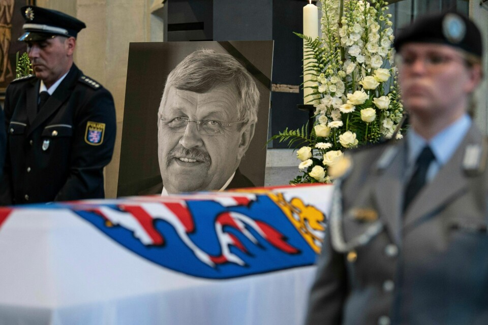 Et stort bilde står bak kisten til Walter Lübcke da han ble gravlagt 13. juni.