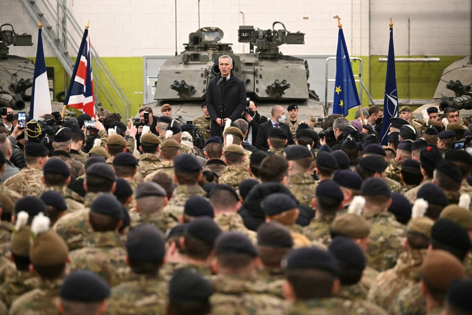 NATO ØSTOVER: Nato-leder Jens Stoltenberg var på besøk i Estland tidligere denne uka, der han også hilste på Nato-soldater. Stoltenberg ga Estland honnør for sine Nato-bidrag og for deres sterke støtte til Ukraina.