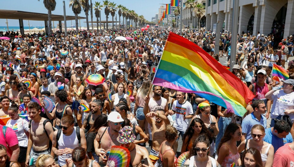 ISRAEL: Pride-parade i Tel Aviv i sommer. FILE - In this June 25, 2021 file photo, people participate in the annual Pride Parade, in Tel Aviv, Israel. On Sunday, July 11, 2021, Israel’s Supreme Court cleared the way for same-sex couples to have children through surrogate mothers, a move hailed by lawmakers and activists as a victory for LGBTQ rights. (AP Photo/Ariel Schalit, File)