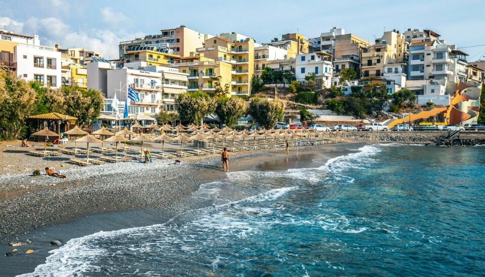 Stranden i Agios Nikolaos, øst på Kreta i Hellas.