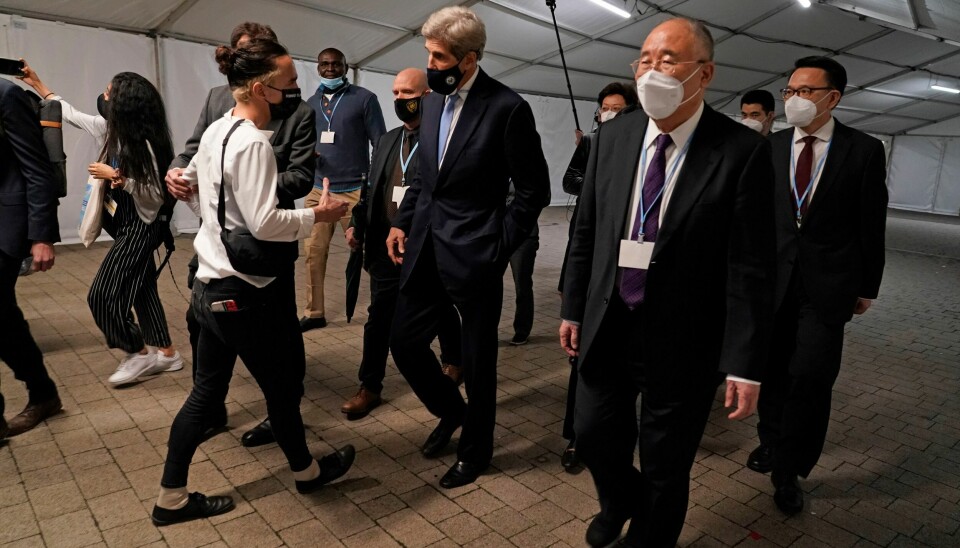 KLIMAFORHANDLINGER: John Kerry og Xie Zhenhua, klimautsendinger fra henholdsvis USA og Kina, på klimatoppmøtet i Glasgow fredag. John Kerry og Xie Zhenhua, klimautsendinger fra henholdsvis USA og Kina, på klimatoppmøtet i Glasgow fredag. Foto: Alberto Pezzali / AP / NTB