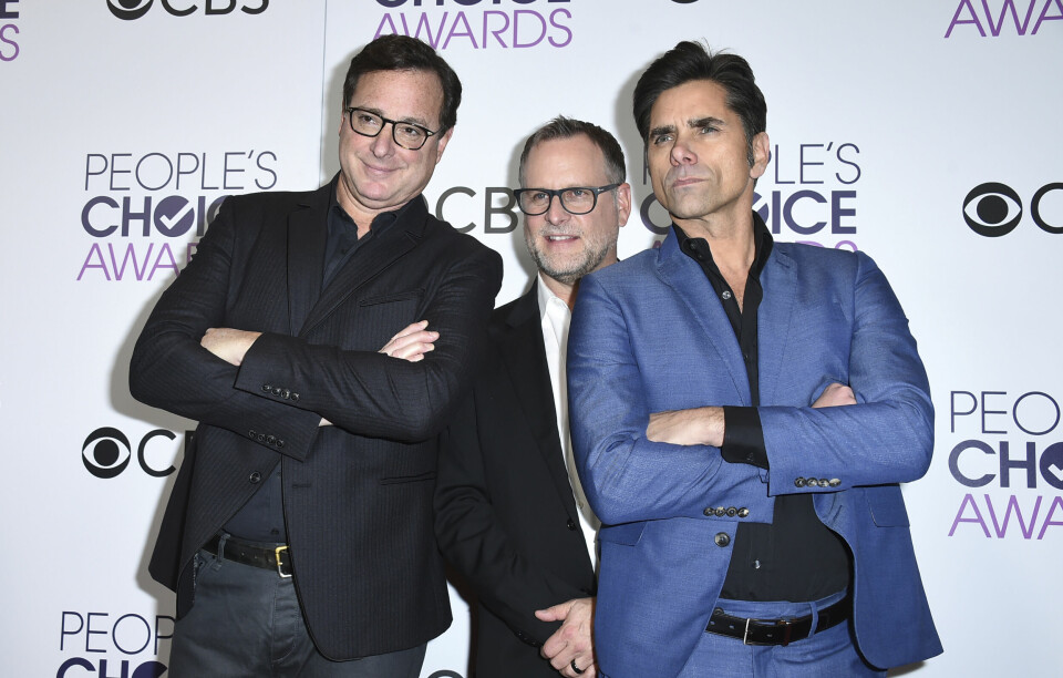 TV-TRIO: Bob Saget, Dave Coulier og John Stamos, er foreviget som en trio på de fleste TV-skjermer, også norske. I serien Under samme tak, hjelper de alle til med å oppdra de tre døtrene til enkemannen, spilt av Bob Saget. Bog Saget