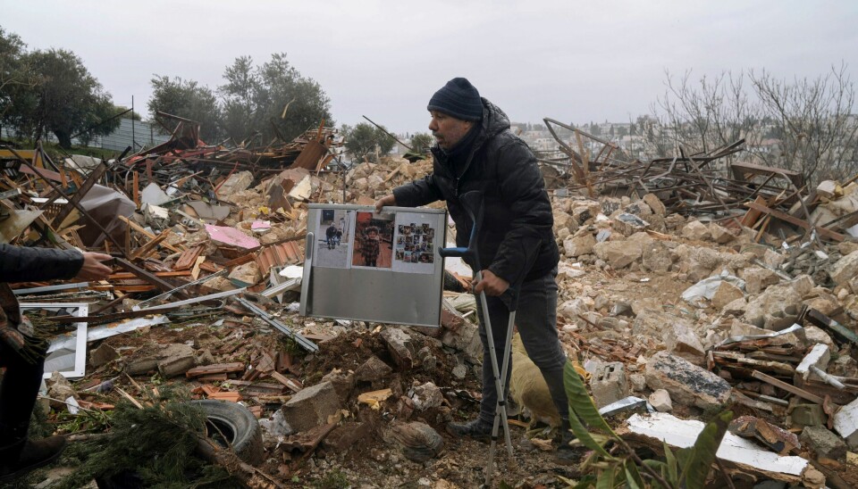 En palestinsk mann har funnet et album med familiebilder i ruinene av huset etter at Israel rev familiens bolig i Sheikh Jarrah i det okkuperte Øst-Jerusalem. Foto: Mahmoud Illean / AP / NTB En palestinsk mann har funnet et album med familiebilder i ruinene av huset etter at Israel rev familiens bolig i Sheikh Jarrah i det okkuperte Øst-Jerusalem. Foto: Mahmoud Illean / AP / NTB