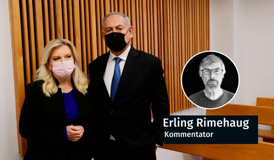 I RETTEN: Tidligere statsminister Benjamin Netanyahu og hans kone Sarah i rettssalen i Tel Aviv i januar i år. De møtte i forbindelse med en annen sak, men nå kommer kanskje også en avgjørelse i straffesaken mot Netanyhu. l