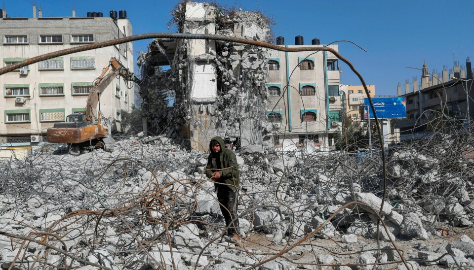 OPPHEVER VEDTAK: Politiet kan gjenoppta tvangsreturer til Gaza etter at Une og UDI har opphevet returstoppen til Gaza som ble innført i fjor sommer. Bildet viser palestinske arbeidere som samler inn metall til gjenvinning fra ruinene etter en bygning som ble ødelagt av israelske flyangrep i mai i fjor. Palestinske arbeidere samler inn metall til gjenvinning fra ruinene etter en bygning som ble ødelagt av israelske flyangrep i mai i fjor. Foto: Adel Hana / AP / NTB