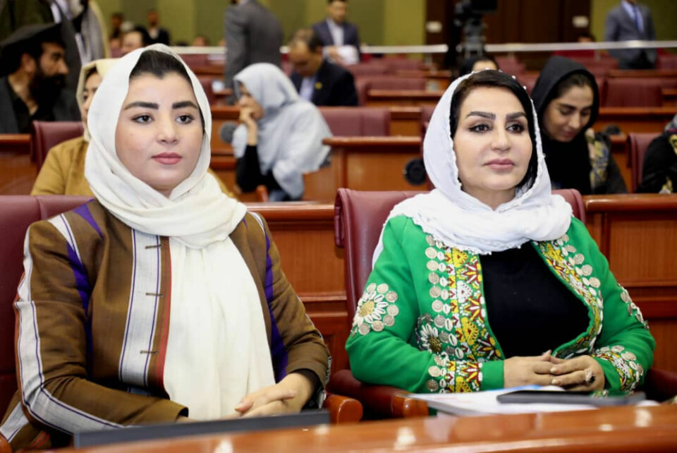 SALEN: Farzana Elham Kochai og Shahnaz Ghausi ( til høyre) i parlamentet før Taliban tok over. Ghausi ble valgt inn fra Herat-provinsen. Farzana Elham Kochai