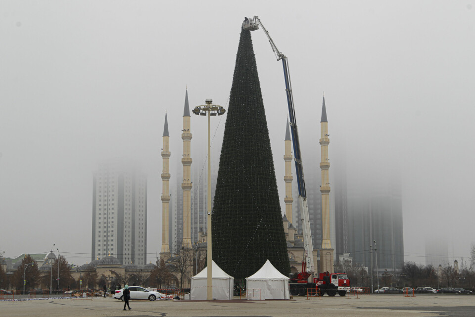 JUL: Et juletre blir satt opp i Grozny i begynnelsen av desember. I bakgrunnen skyskrapere og byens hovemoské. A giant Christmas tree is installed with the main Mosque and skyscrapers in the background, for Festivities celebrations in downtown Grozny, the capital of Chechnya, southern Russia, Tuesday, Dec. 7, 2021. (AP Photo/Musa Sadulayev)