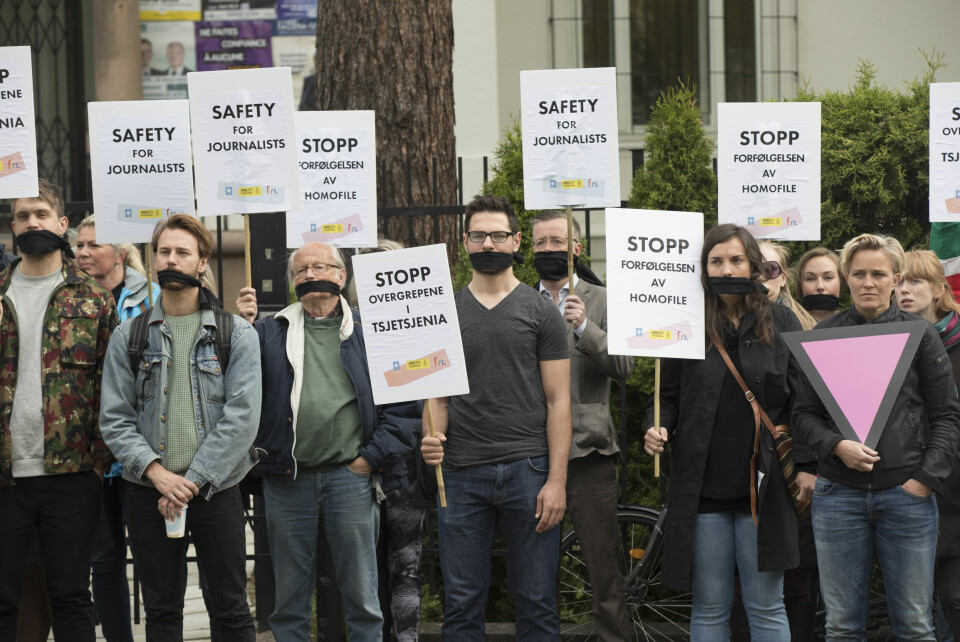 DEMONSTRASJON: Amnesty demonstrerer utenfor den russiske ambassaden. Det var en protest mot russiske myndigheter som forfølger homofile menn i Tsjetsjenia. Oslo 20170602.Amnesty demonstrerer utenfor den russiske ambassaden. Demostrasjonen er mot russiske myndigheter som forfølger homofile menn i Tsjetsjenia. Foto: Vidar Ruud / NTB