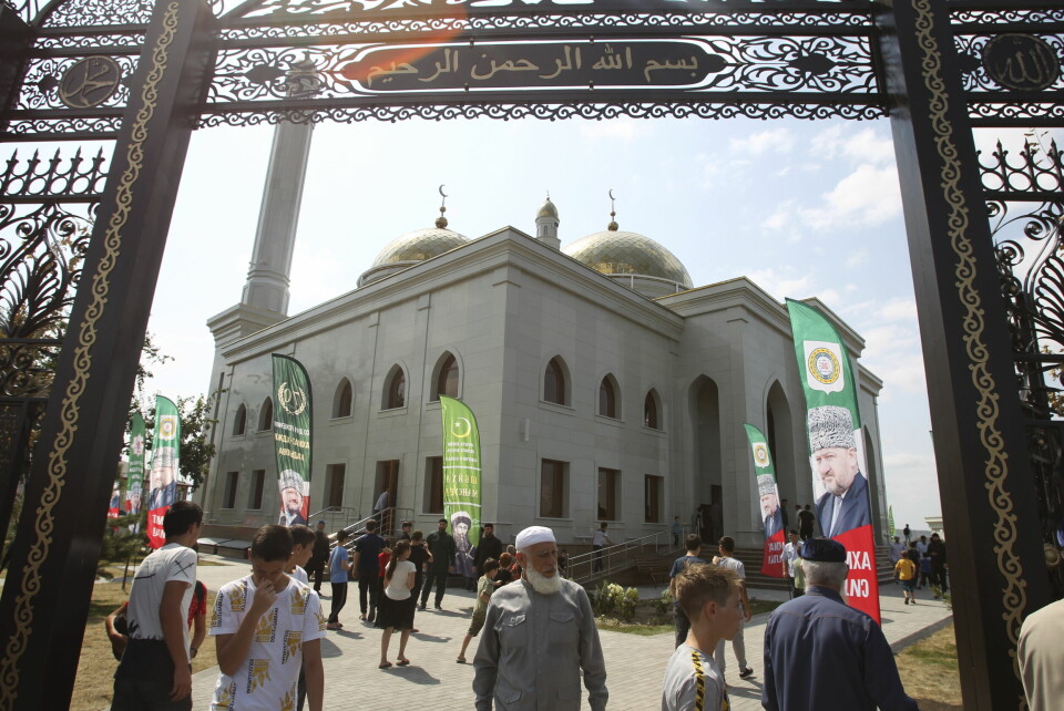 ÅPNET: I august 2021 åpnet en ny moské i Aldi, utenfor hovedstaden Groznyj. Moskeen er oppkalt etter den første imamen i Tsjetsjenia, Sheikh Mansur. Chechen people walk outside the new mosque named after the first imam of Chechnya Sheikh Mansur in Aldi village outside Grozny, Russia, Monday, Aug. 23, 2021. Sheikh Mansur was a Chechen military commander and Islamic religious leader in the late 18th century. (AP Photo/Musa Sadulayev)