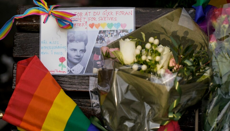 Blomster og regnbueflagg er lagt ned utenfor Nationaltheatret for å hedre den avdøde Kim Friele. Hun døde mandag kveld. Foto: Fredrik Hagen / NTB Kort, blomstrar og regnbogeflagg er lagt ned utanfor Nationaltheatret for å heidre den avdøde Kim Friele. Foto: Fredrik Hagen / NTB