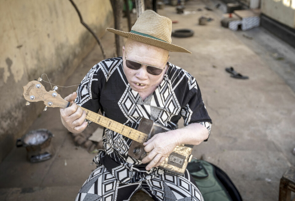 MUSIKER: Lazarus Chigwandali er gatemusiker og spiller på sin gitar laget av en oljekanne. En plateutgivelse og en film ga ham et verdenspublikum. Torbjörn Wester
