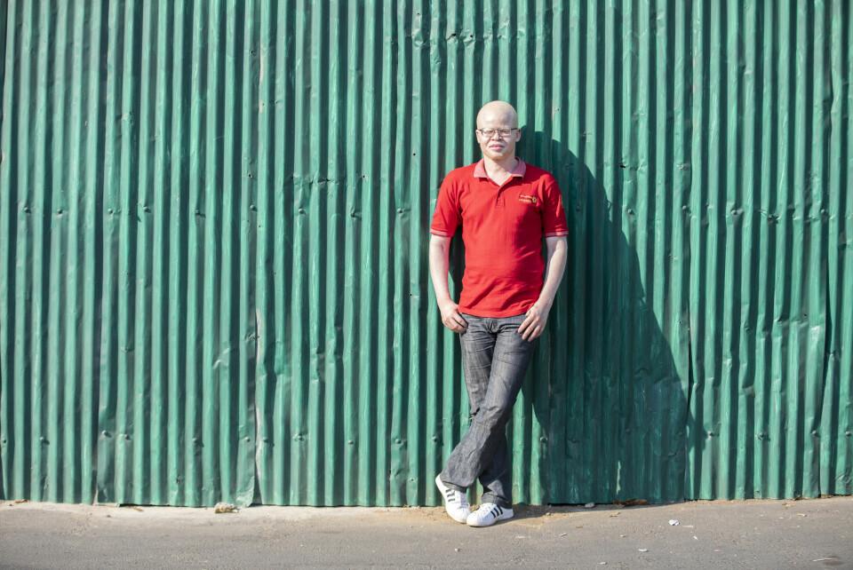 KARTLEGGER: Ian Simbota er en kjent radioprofil i Malawi og leder av organisasjonen Association for Persons with Albinism (APAM). Han fant at angrepene på mennesker med albinisme økte opp mot et valg. Torbjörn Wester