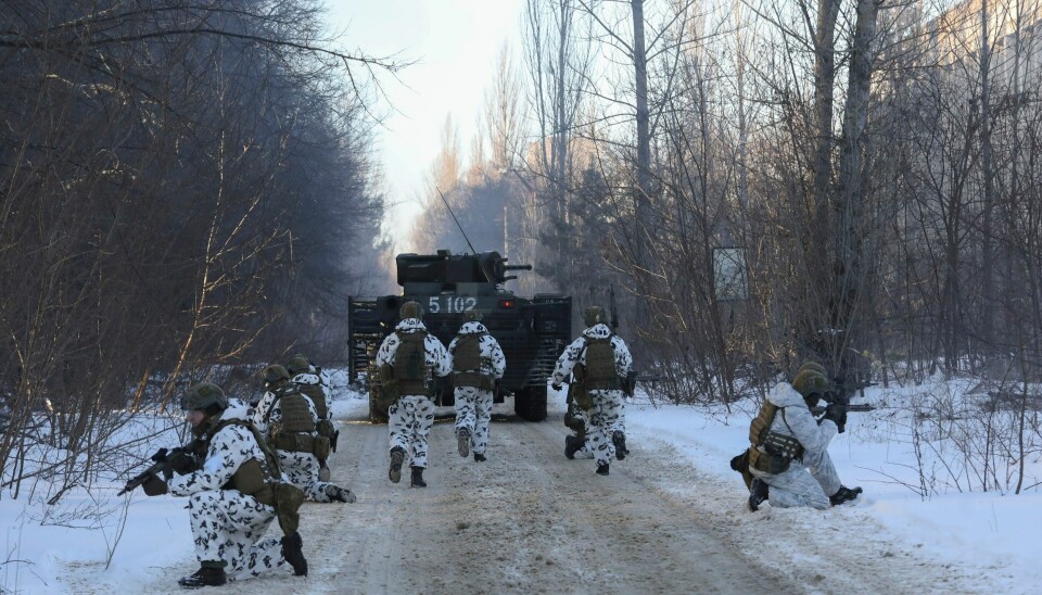 Russland har samlet rundt 70 prosent av styrkene de trenger for å innlede en fullskala invasjon av Ukraina, sier amerikanske tjenestepersoner til Reuters. Her er ukrainske styrker fotografert i forbindelse med en øvelse i Pripjat, i nærheten av Tsjernobyl. Russland har samlet rundt 70 prosent av styrkene de trenger for å innlede en fullskala invasjon av Ukraina, sier amerikanske tjenestepersoner til Reuters. Her er ukrainske styrker fotografert i forbindelse med en øvelse i Pripjat, i nærheten av Tsjernobyl. Foto: Mykola Tymchenko / AP / NTB