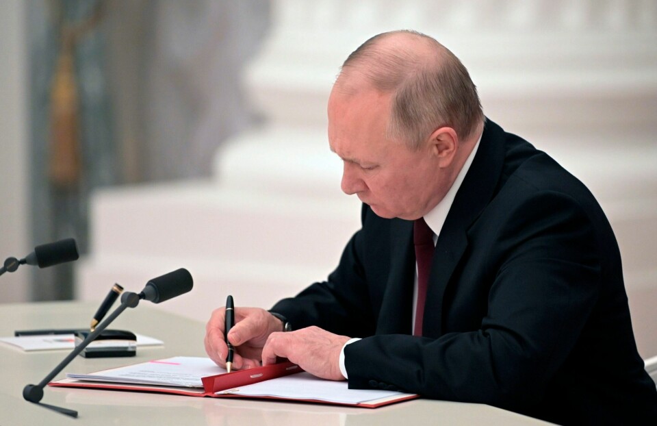 SIGNERTE: Russlands president Vladimir Putin signerte et dekret mandag kveld som fastslo Russlands anerkjennelse av utbryterregionene Luhansk og Donetsk som selvstendige stater. Russlands president Vladimir Putin signerte et dekret mandag kveld som fastslo Russlands anerkjennelse av utbryterregionene Luhansk og Donetsk som selvstendige stater. Foto: Alexei Nikolsky / AP / NTB
