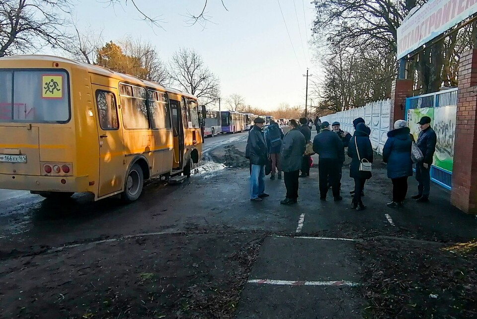 MOBILISERER: Evakuerte fra Donetsk står og venter utenfor en buss i Rostov-regionen i Russland lørdag morgen. Utbryterregionene i det østlige Ukraina har startet masseevakuering av sivile over grensa til Russland, ifølge separatistlederne. Foto: AP / NTB Evakuerte fra Donetsk står og venter utenfor en buss i Rostov-regionen i Russland lørdag morgen. Utbryterregionene i det østlige Ukraina har startet masseevakuering av sivile over grensa til Russland, ifølge separatistlederne. Foto: AP / NTB