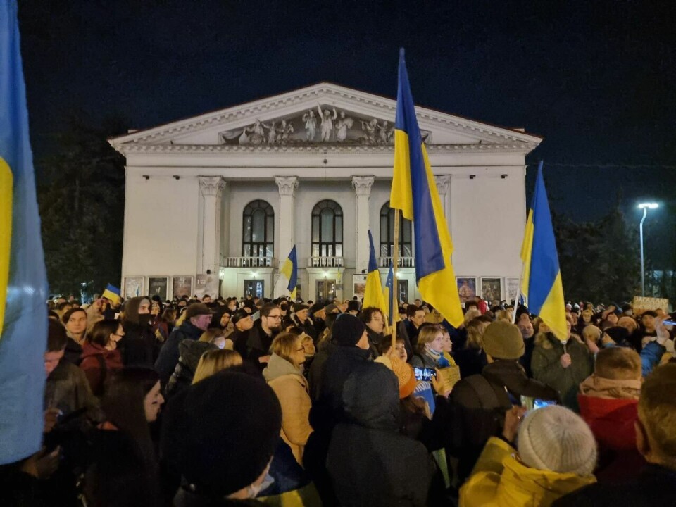 PROTEST: Omtrent tusen demonstranter markerte tirsdag kveld sin avsky mot Putins aggresjon mot Ukraina. .