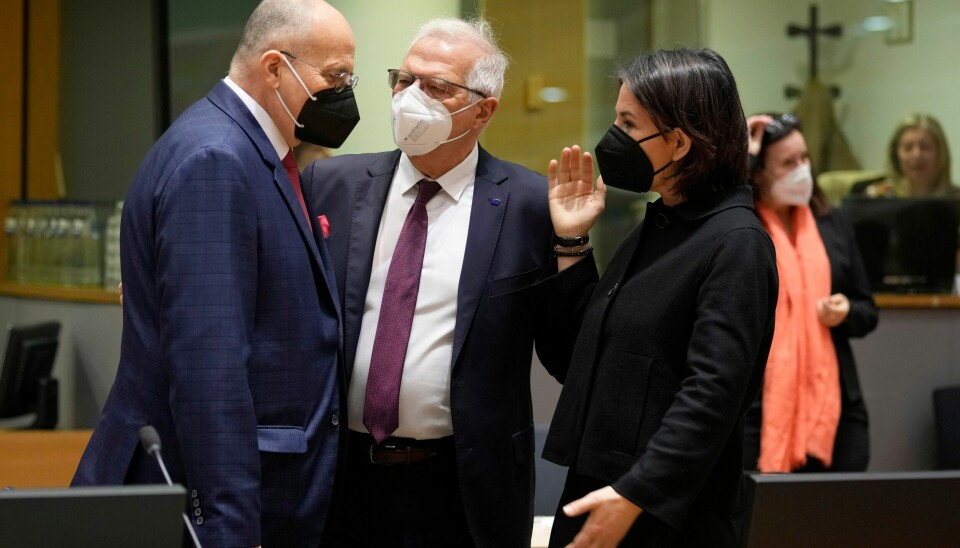 EUs utenrikssjef Josep Borrell (i midten) i samtale med Polens utenriksminister Zbiegniew Rau og Tysklands utenriksminister Annalena Baerbock på EUs utenriksministermøte i Brussel mandag. EUs utenrikssjef Josep Borrell (i midten) i samtale med Polens utenriksminister Zbiegniew Rau og Tysklands utenriksminister Annalena Baerbock på EUs utenriksministermøte i Brussel mandag. Foto: Virginia Mayo / AP / NTB