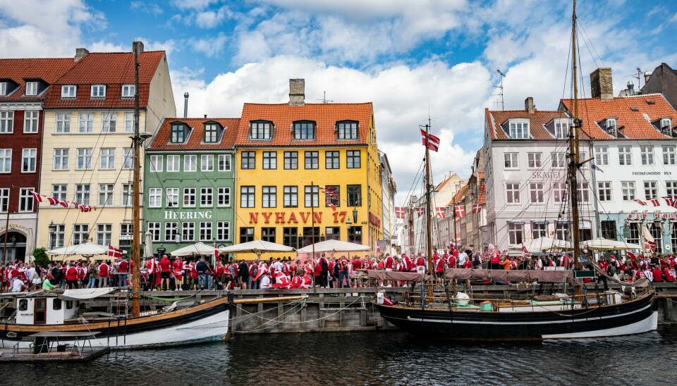 DANMARK: Danske fotballfans i EM-rus i 2020. København, som arrangerer flere EM-kamper, blir åpnet enda mer opp fra mandag av. Foto: Johan Nilsson/TT / NTB